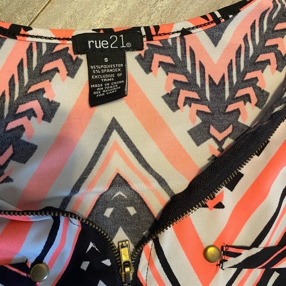Womens Size Small rue 21 Shirt Chevron Geometric Print, Pink Black  3/4 Sleeves - Picture 3 of 5
